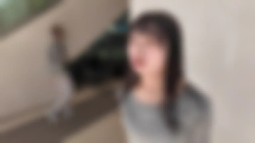 站立 · 平静 · 面对镜头 · 灰色上衣 · 走廊 · 长发 · 头部特写