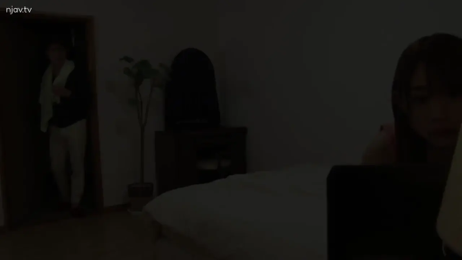 坐姿 · 卧室 · 平静 · 床 · 凝视 · 昏暗 · 睡衣