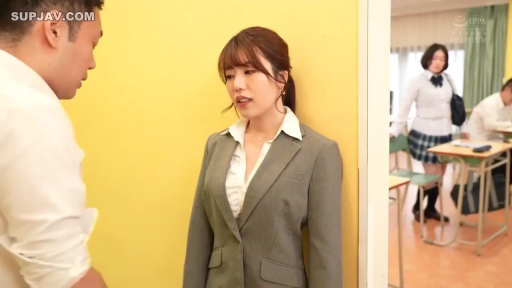 教室 · 职业西装 · 站姿 · 半身特写 · 课桌 · 多人 · 对谈 · 犹豫