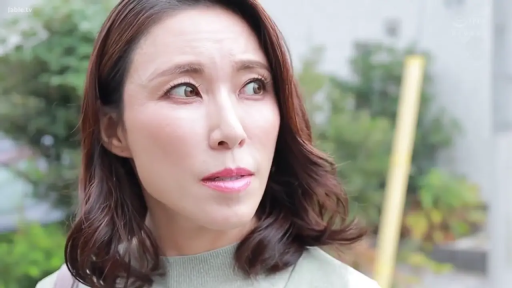 脸部特写 · 站姿 · 户外 · 便装 · 熟女 · 惊讶 · 侧视