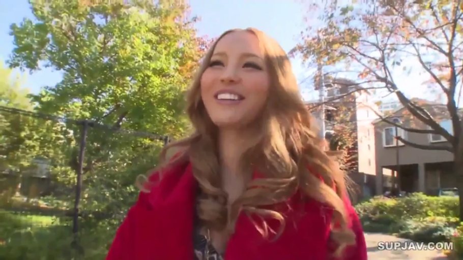 站立 · 中景 · 户外 · 笑容 · 散步 · 长卷发 · 红色大衣