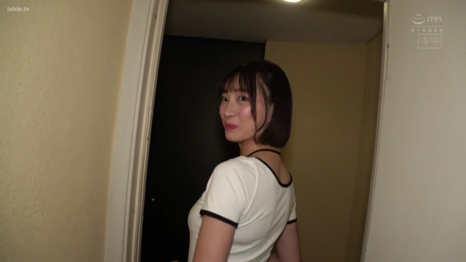 室内 · 半身 · T恤