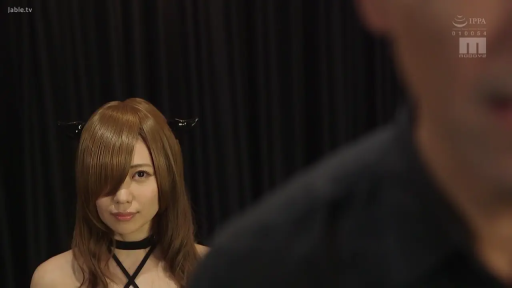 平静 · 面部特写 · Halter top · Black background wall · Stand facing front · Stare at the lens · Demon Horn Headpiece · 遮眼长发