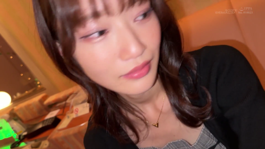 中景 · 沙发 · 微笑 · 酒瓶 · 饮酒 · 正装 · 并坐