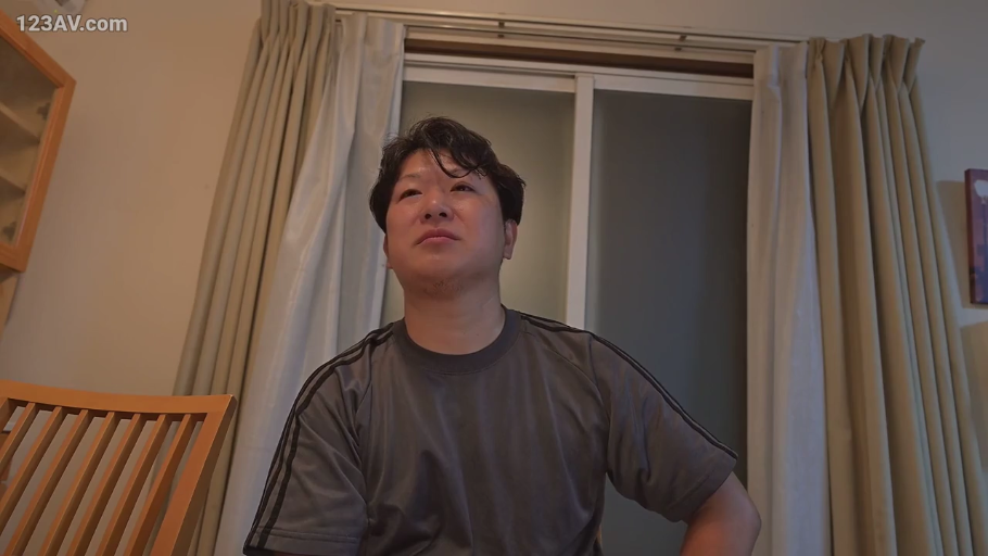 Indoor · Sitting Posture · Medium shot · 谈话 · 椅子 · bland · 灰色短袖 · 男人