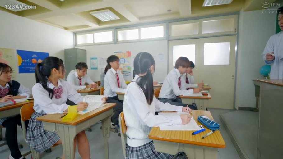 坐姿 · 校服 · 教室 · 专注 · 全景 · 课桌 · 多人 · 上课