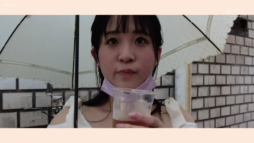 站立 · 自然 · 面部特写 · 户外 · 亚洲女性 · 露肩装 · 遮阳伞 · 拿饮料