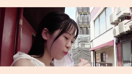 脸部特写 · 平静 · 白色上衣 · 室外 · 含物 · 侧脸 · 口罩 · 都市背景