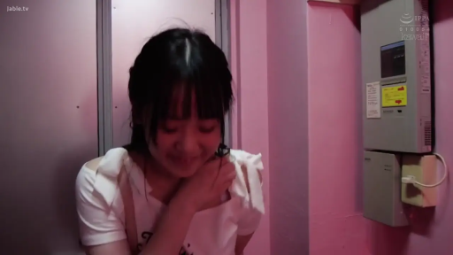 室内 · 站立 · 行走 · 模糊 · 粉色外套 · 包包特写 · 白色皮包