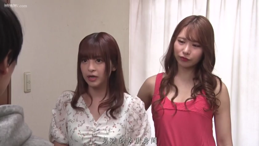 室内 · 站立 · 半身 · 注视 · 双人 · 担忧 · 日常休闲服