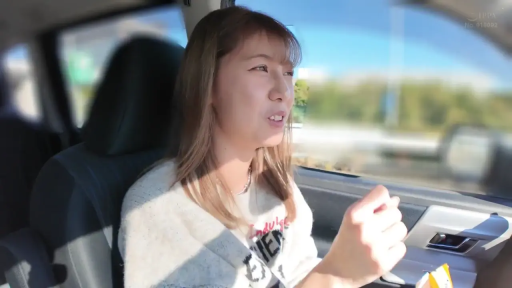 坐姿 · 交谈 · 微笑 · 车内 · 长发 · 白色毛衣 · 半身照 · 零食