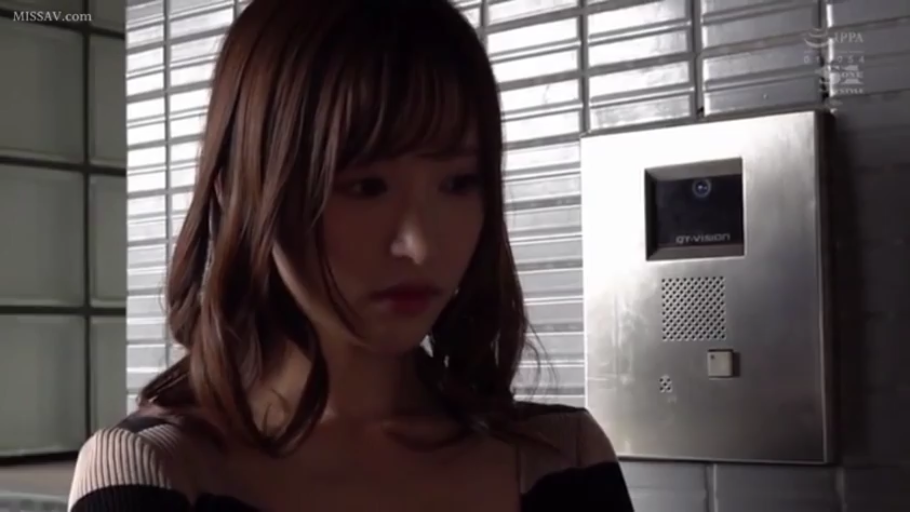 忧郁 · 站立 · 面部特写 · 玄关 · 等待 · 都市剧情 · 条纹露肩上衣 · 壁挂对讲机