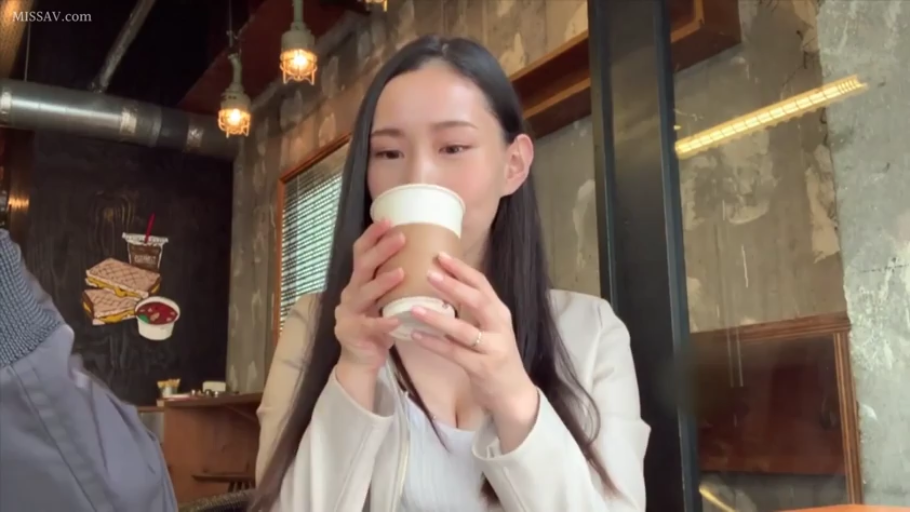 坐姿 · 胸部特写 · 自然 · 白色外套 · 咖啡杯 · 素人风格 · 咖啡厅 · 喝水