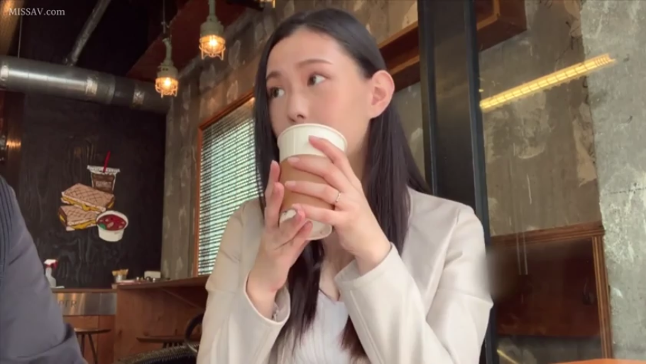 坐姿 · 脸部 · 平静 · 白色外套 · 纸杯 · MISSAV · 咖啡厅 · 喝咖啡