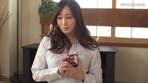 站立 · 白衬衫 · 半身 · 部屋 · 拿着手机