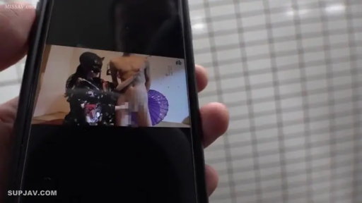 室内 · 手机 · 手机屏幕 · 和服 · 画中画 · 握持 · 观看视频