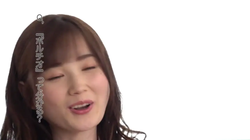 白砖墙背景 · 中景 · 粉色单人沙发 · 看镜头 · 叠腿 · 甜美微笑 · 带字幕 · 米色无袖连衣裙