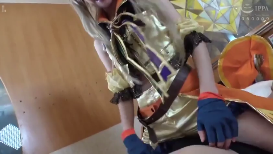 室内 · 中景 · 跨坐 · 角色扮演服