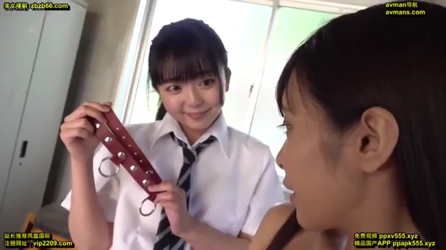 室内 · 微笑 · 面部特写 · 学生制服 · 互动 · 对视展示