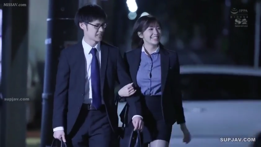 交谈 · 中景 · 职业装 · 手提包 · 笑容 · 户外夜晚 · 都市 · 挽手步行