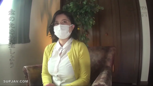 Indoor · Sitting Posture · 口罩 · 平静 · 面部特写 · 注视镜头 · 白色蕾丝装 · 熟女感