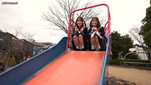 坐姿 · 户外 · 水手服 · 笑容 · 公园 · 玩耍 · 滑梯