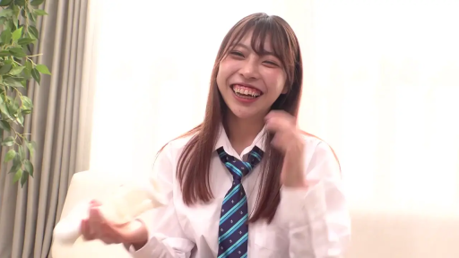 室内 · 坐姿 · 校服 · 居家 · 上半身 · 大笑 · 润滑剂 · 手持润滑剂