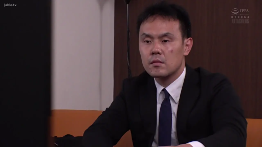 室內 · 坐姿 · 嚴肅 · 半身 · 西裝 · 男性 · 观看