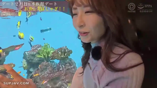 室内 · 脸部特写 · 站姿 · 平静 · 注视 · 长发 · 浅蓝色高领上衣