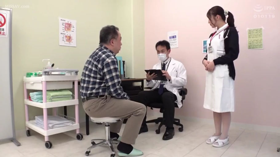 坐姿 · 医院 · 护士服 · 专注 · 全景 · 文件夹 · 问诊