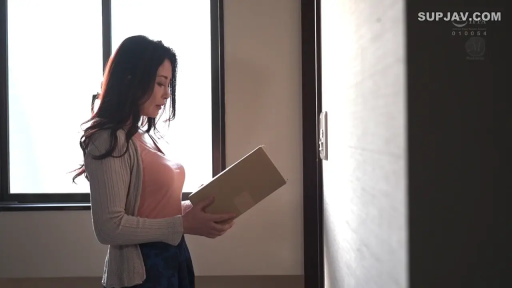 严肃 · 站立 · 全景 · 纸箱 · 玄关 · 灰色开衫 · 剧情角色扮演 · 接收包裹