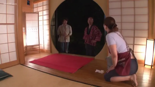 交谈 · 和室 · 跪姿 · 远景 · 榻榻米 · 平淡 · 围裙 · 三人