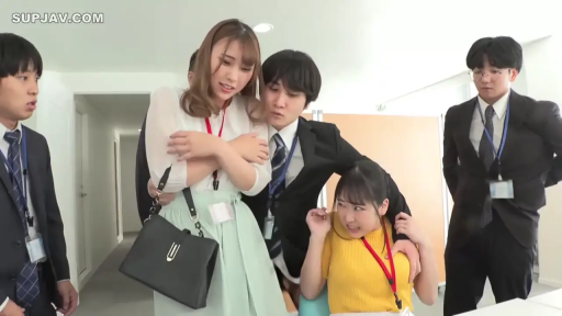 职场骚扰 · 多男一女 · 多人全景 · 黑色皮包 · 公司走廊 · 职业西装衬衫 · 缩着身体 · 委屈恐惧