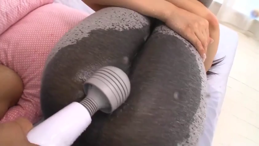 卧室 · 湿身 · 俯卧 · 臀部特写 · 按摩棒 · 紧身裤 · 不可见 · 振动按摩