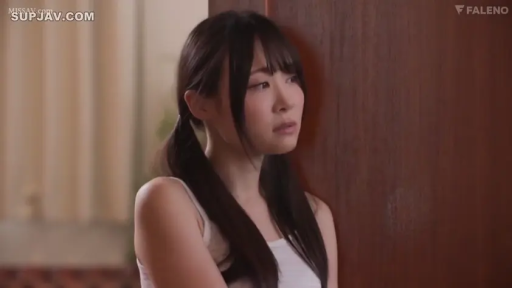 中景特写 · 忧郁伤感 · 白色吊带背心 · 侧身倚靠 · 室内房门口 · 侧头窥视 · 深色木门 · 黑色双马尾