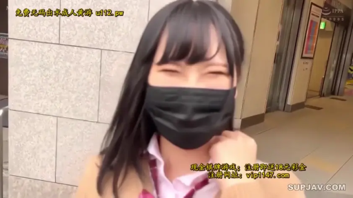 面部 · School uniform · Stand · Smile · 口罩 · Amateur · 过道 · Outgoing