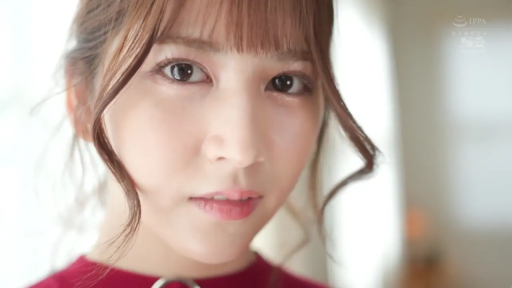 室内 · 顔部のクローズアップ · 站姿 · 平静 · 注視 · 棕色长发 · 红色上衣