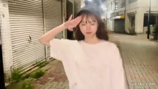 半身 · 街道 · 行走 · 模糊 · 夜景 · T恤 · 帽子 · 敬礼