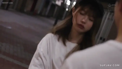 站姿 · 面部特写 · 户外街道 · 白色宽松T恤