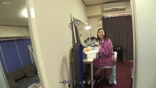 座り姿勢 · 全景 · 微笑 · 中文字幕 · 注视镜头 · 化粧台 · 化妆间 · 紫色碎花睡袍