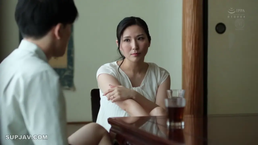 座り姿勢 · 会話 · 真剣 · 中景 · 茶杯 · 熟女 · 白色无袖上衣 · 日式居室