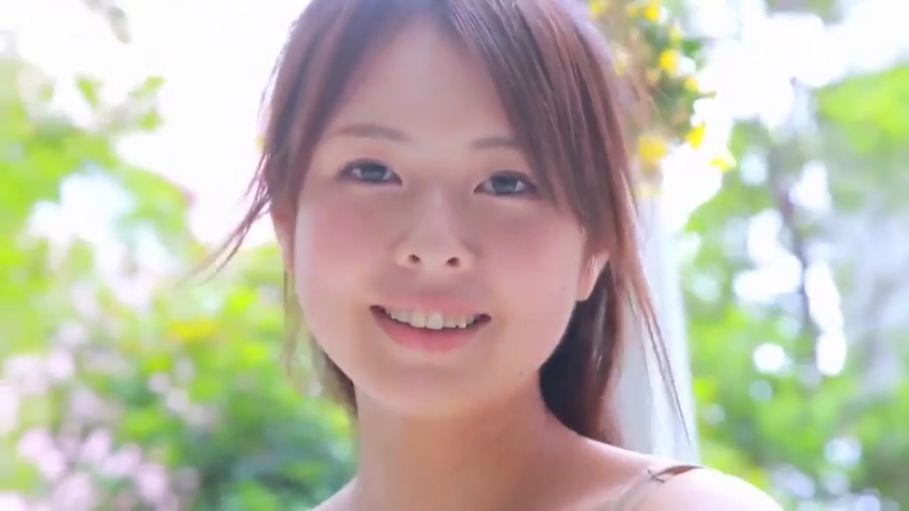 面部特写 · 户外 · 吊带衫 · 正面