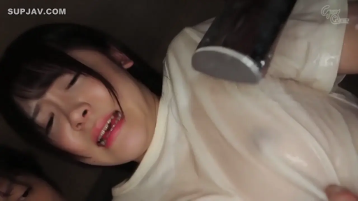 室内 · 面部 · 濡れ身 · 苦痛 · 仰向け姿勢 · 白いTシャツ · 水瓶 · 被喷水