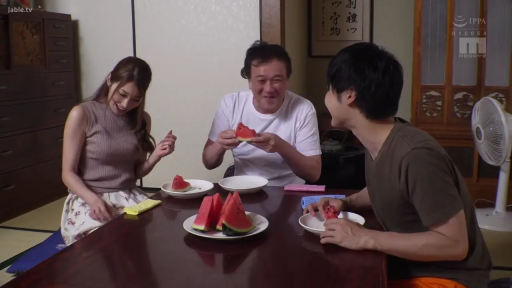 坐姿 · 和室 · 全景 · 笑容 · 矮桌 · 针织无袖衫 · 吃西瓜 · 日本家庭