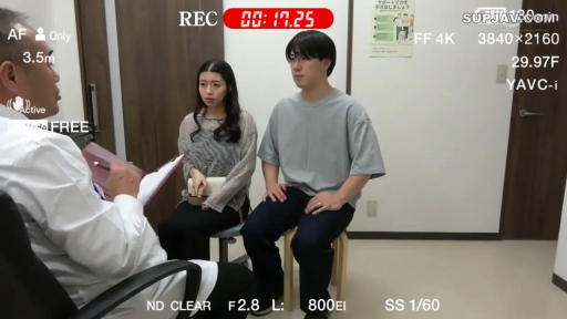 卧室 · 迷离 · 枕头 · 半身 · 居家 · 黑色卫衣 · 调情 · 仰卧跨坐