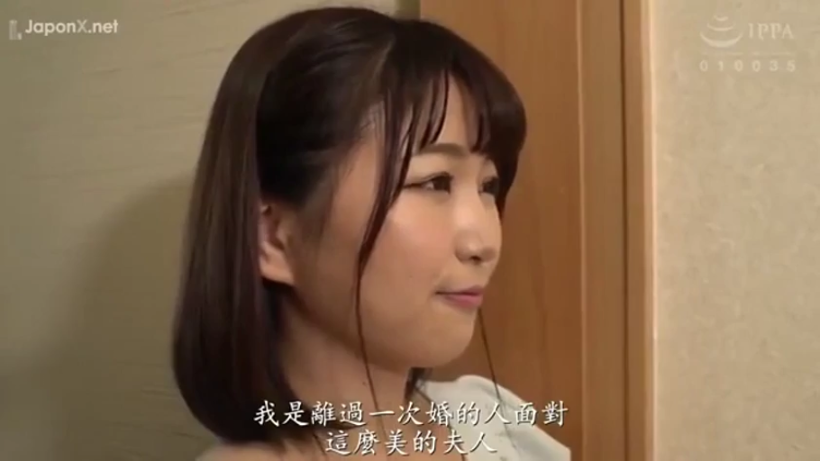 室内 · 面部 · 站立 · 字幕 · 平静 · 衬衫 · 侧望