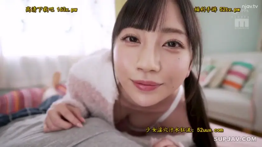 俯身 · 微笑 · 客厅 · 面部特写 · 靠垫 · 对视 · 双马尾 · 毛绒外套