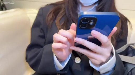 室内 · 坐姿 · 手部 · 制服 · 手机 · 口罩 · 玩手机