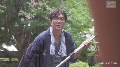 严肃 · 站立 · 对视 · 和服 · 半身像 · 庭院 · 中年男子 · 长杆