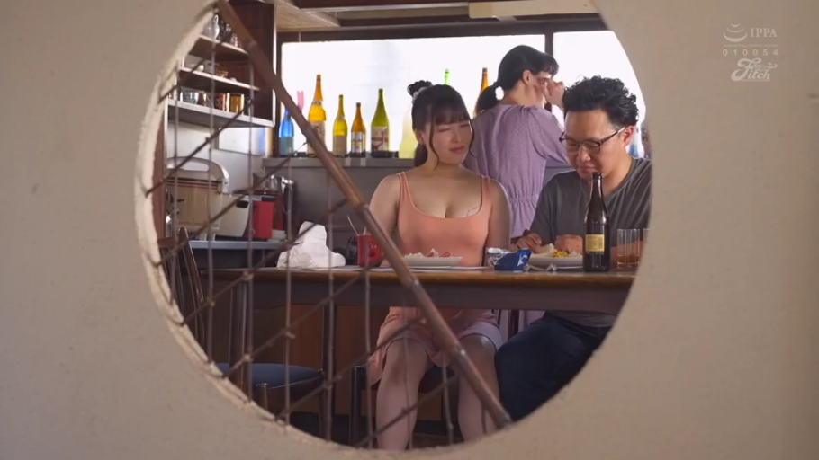 温柔 · 餐厅 · 酒瓶 · 室内光线明亮 · 女性上半身特写 · 粉色吊带连衣裙